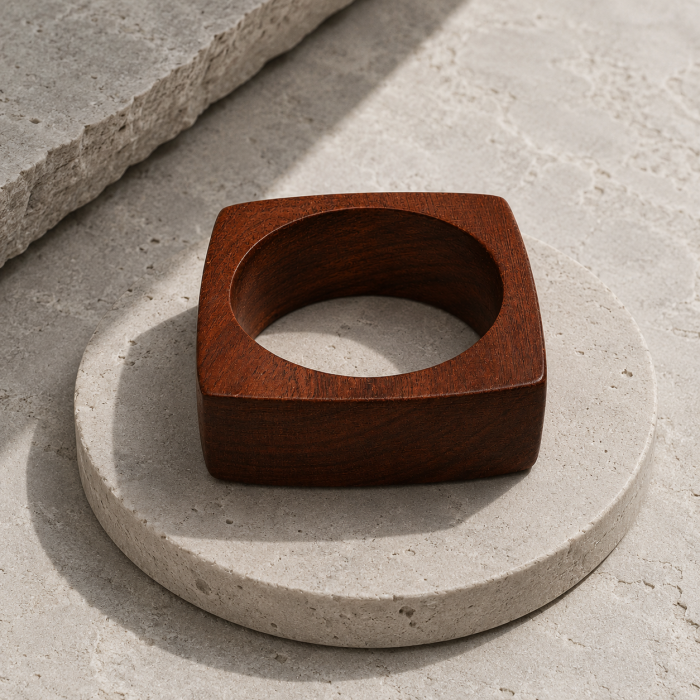 Drewniana bransoletka – geometryczny design