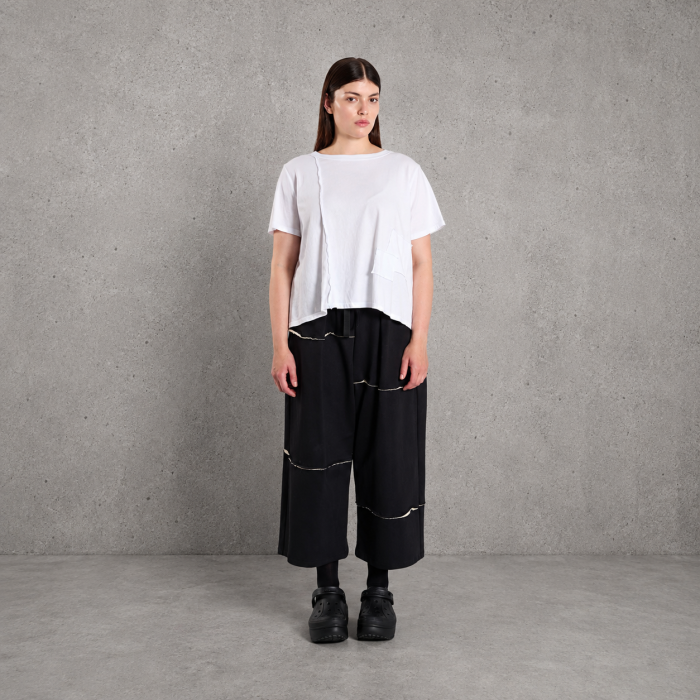 T-shirt oversize Wendy Kei z ozdobnymi aplikacjami – minimalistyczny design