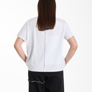 T-shirt oversize Wendy Kei z ozdobnymi aplikacjami – minimalistyczny design