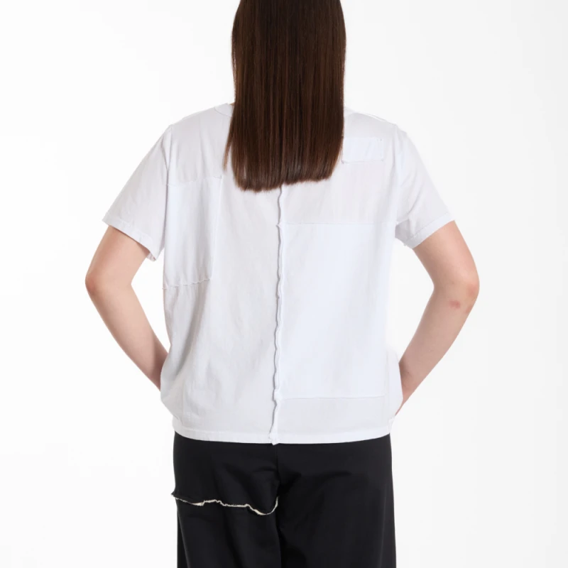 T-shirt oversize Wendy Kei z ozdobnymi aplikacjami – minimalistyczny design